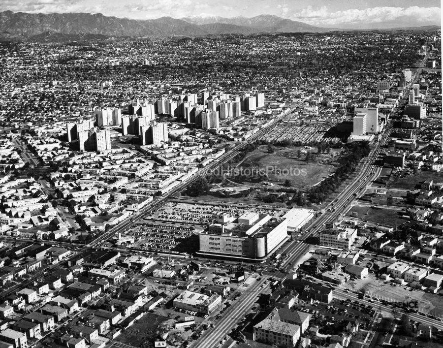 Miracle Mile 1951 Wilshire Blvd and Fairfax Ave.jpg